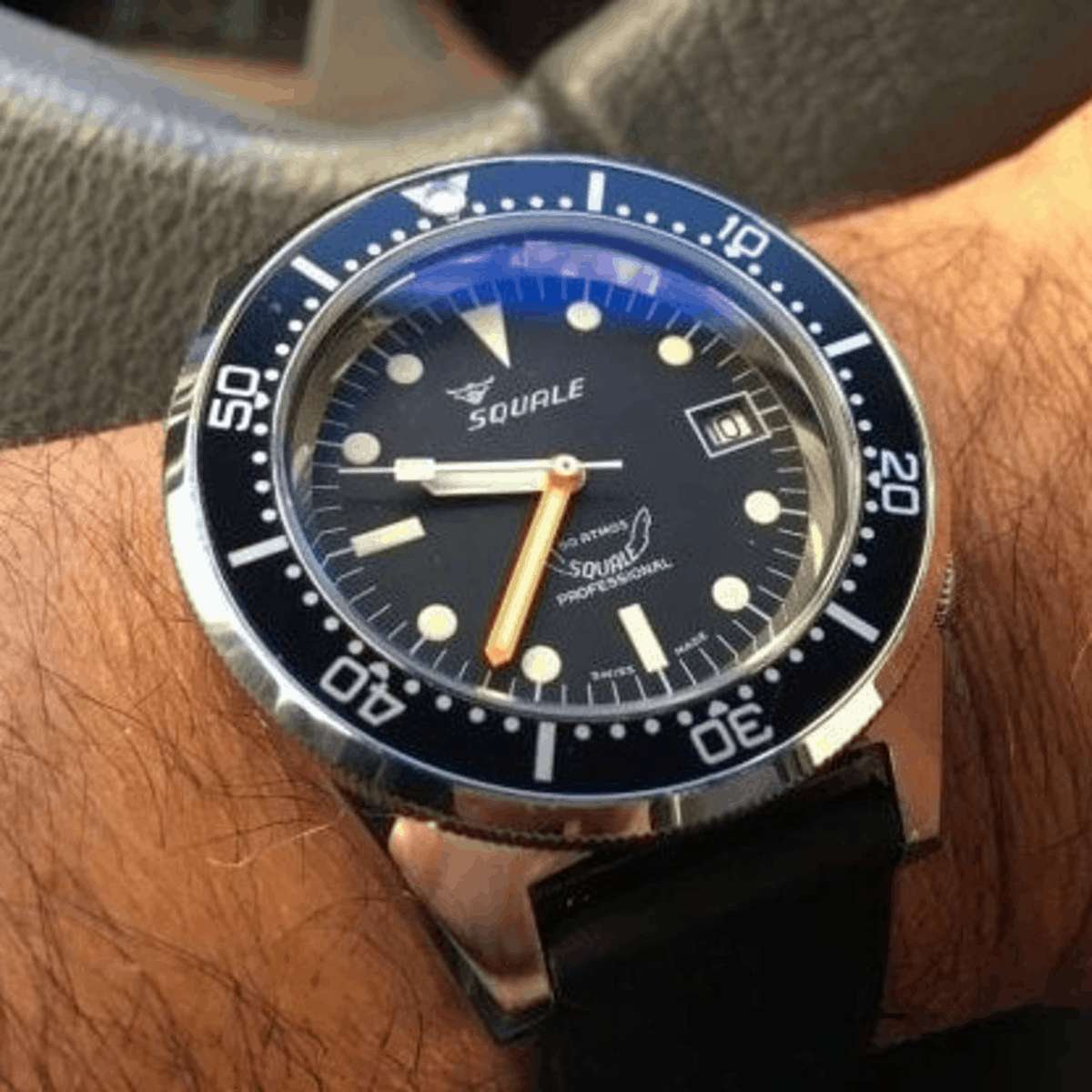 Un Squale Completa Una Caja