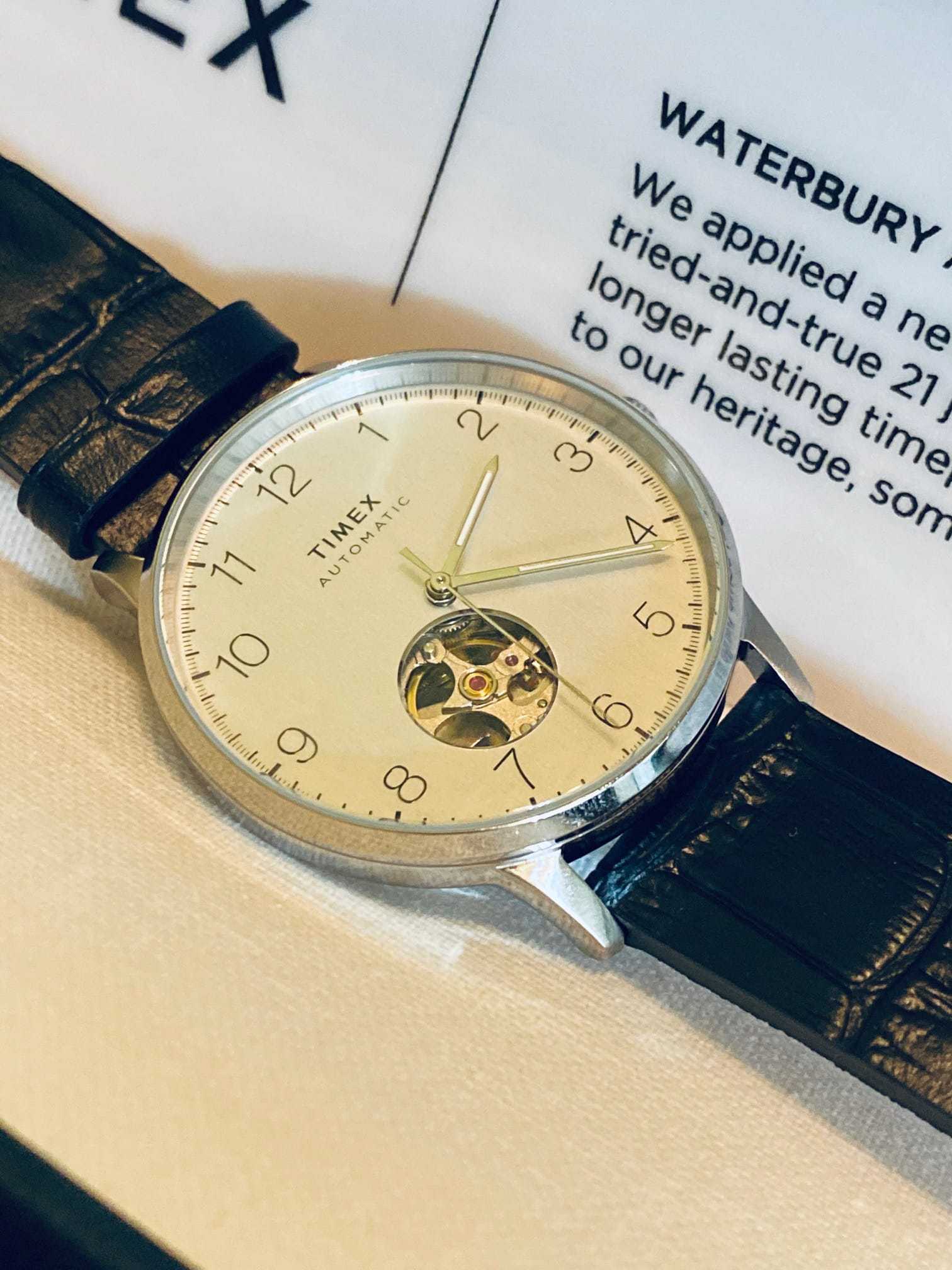 Timex Waterbury Classic Orologio Uomo - 40 Mm, Cinturino Pelle Nera, Quadrante Bianco, INDIGLO, Resistente 50m